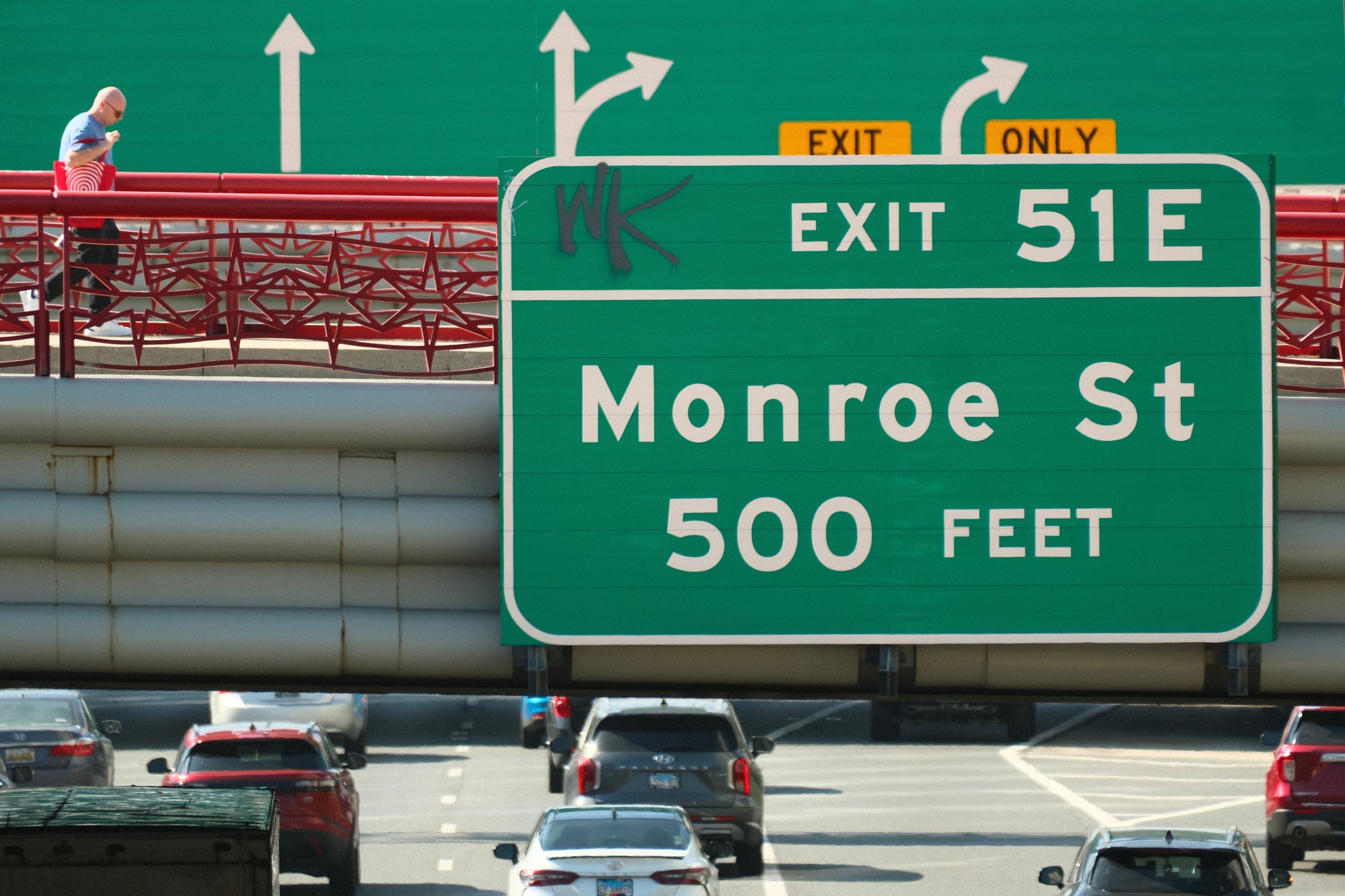 Highway traffic approaching Exit 51E for Monroe St, 500 feet ahead